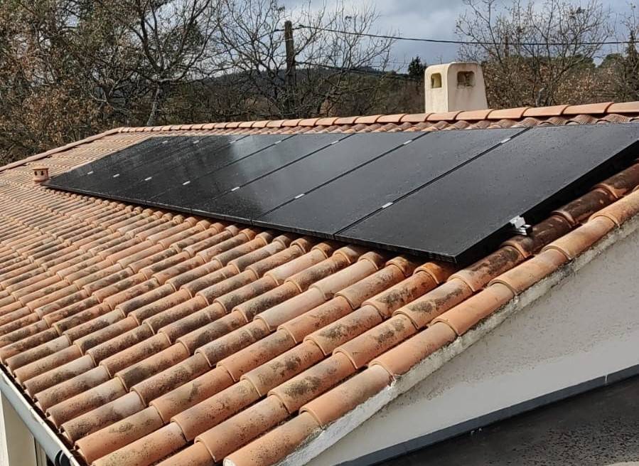 Voici une réalisation d'une installation de panneaux solaires photovoltaiques à Nans-les-Pins