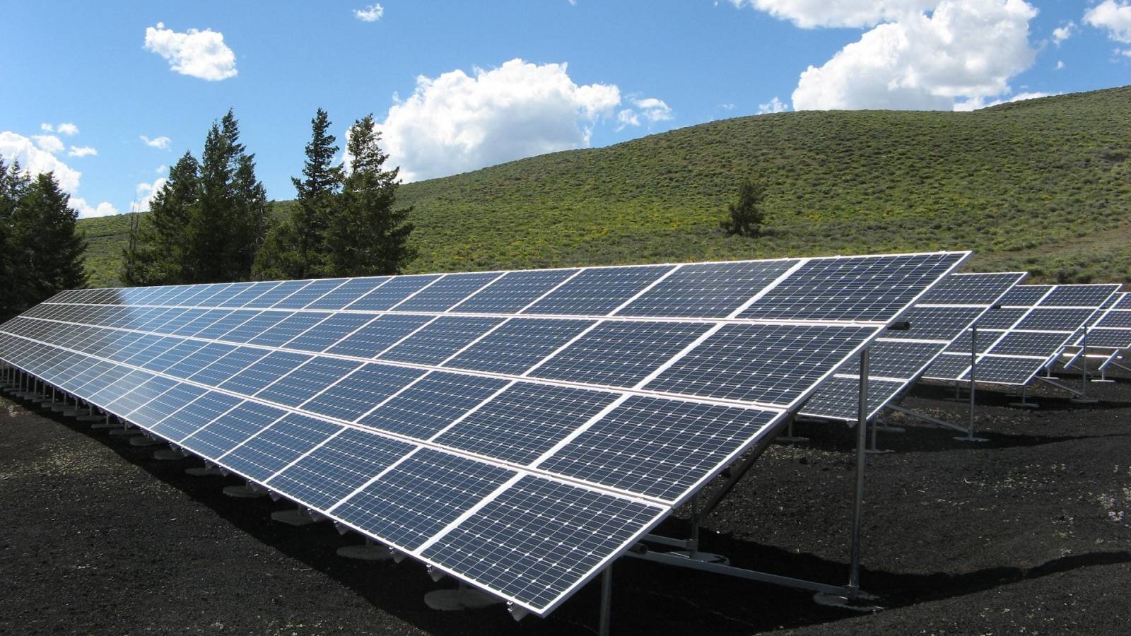 Panneaux solaires utilisés pour produire de l'énergie électrique propre et renouvelable