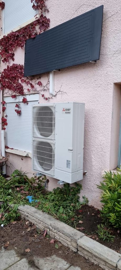 Unité extérieure de climatisation bi-split Mitsubishi Electric installée sur la façade d’une maison à Salon-de-Provence