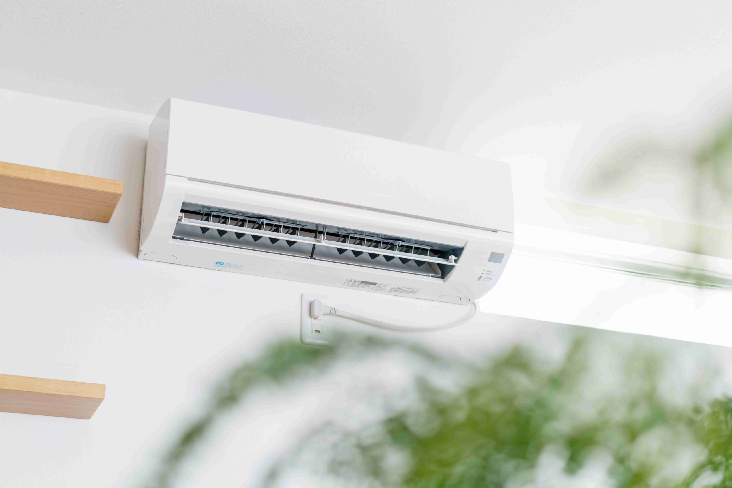 Unité intérieure de pompe à chaleur air-air installée dans un intérieur moderne et lumineux