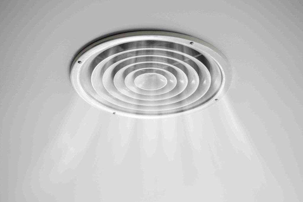 Ventilo-convecteur hydraulique installé dans une maison individuelle, compatible avec une pompe à chaleur air-eau pour le chauffage et le rafraîchissement