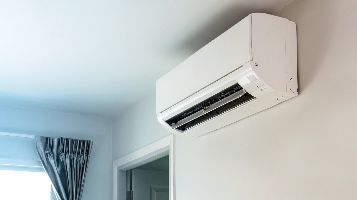 Climatisation réversible murale installée dans un intérieur moderne pour assurer chauffage et rafraîchissement toute l’année